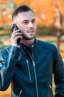 Genç Adam Akıllı Telefonu Arama için Kullanıyor