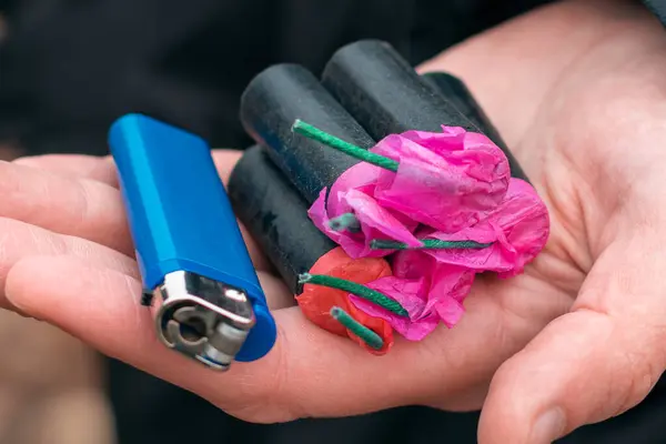 Avuç içi çakmaklı havai fişekler.