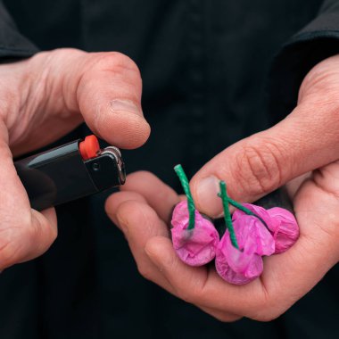 Havai fişekleri ateşe veriyorum.