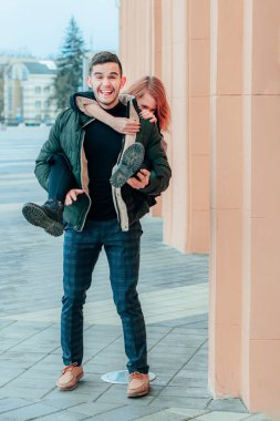 Neşeli çift sokakta eğleniyor.