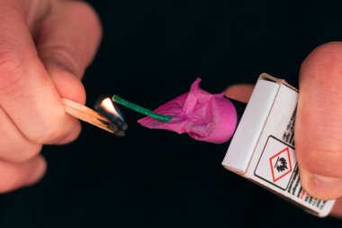 Kibritlerle Petard 'a Yangın Ayarlanıyor