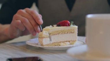 Genç çalışanın Kafe 'de kahve molası var.