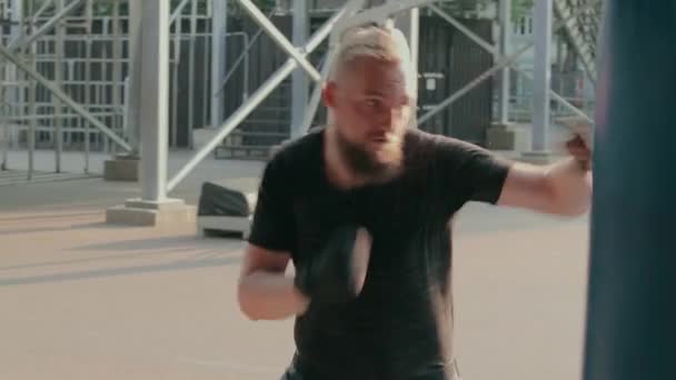 Street Fighter boks w worku bokserskim na zewnątrz — Wideo stockowe