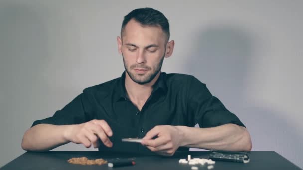 Man Rolling a kézzel készített cigaretta — Stock videók