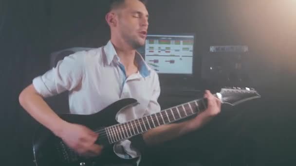 Yound Man speelt elektrische gitaar in de Home Studio — Stockvideo