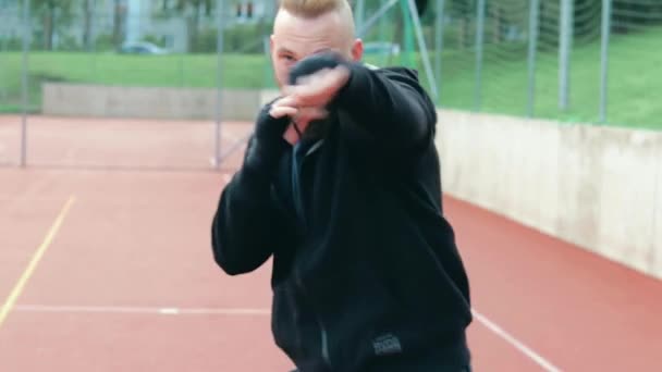 Jovem barbudo cara praticar boxe exercícios ao ar livre — Vídeo de Stock