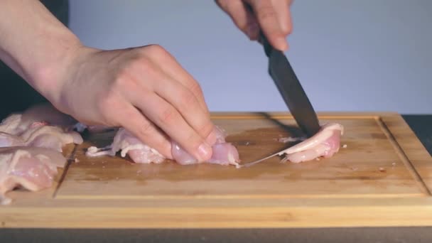Шеф-кухар Різання свіжого курячого філе — стокове відео