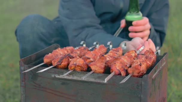 Man Turning Barbacoa Grill Carne al aire libre — Vídeo de stock