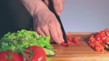 Kesme tahtasındaki Kırmızı Paprika 'yı Kesen Şef