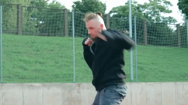 Tineri barbă tip practica box exerciții în aer liber — Videoclip de stoc