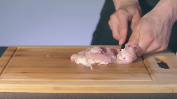 Chef corte de filé de frango fresco — Vídeo de Stock