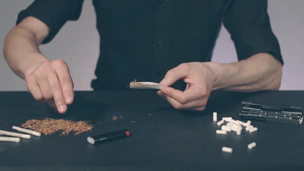 Homem rolando um cigarro feito à mão — Vídeo de Stock