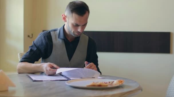 Beau homme écrivant un document dans Pizzeria Cafe — Video