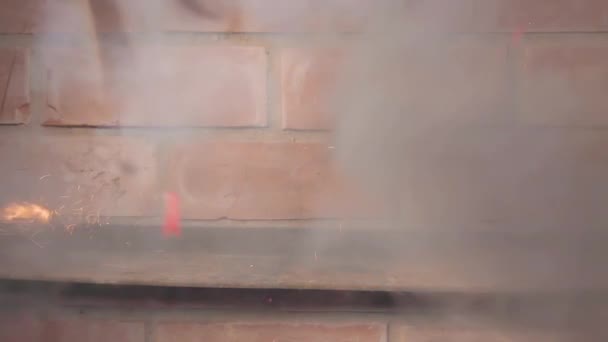 Petard ontplofte tegen een stenen muur — Stockvideo