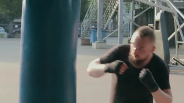 Street Fighter Boxing in Punching Bag Outdoors — Stock Video
