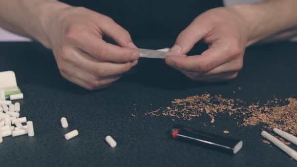 Man Rolling a kézzel készített cigaretta — Stock videók