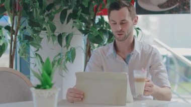 Genç Müşteri Video Çağrısında İşbirlikçiyi Kutladı