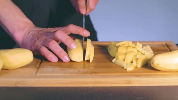 Chef Cortando Patata y Preparando Ingredientes — Vídeos de Stock