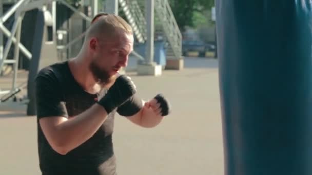 Street Fighter Boxning i boxningssäck utomhus — Stockvideo