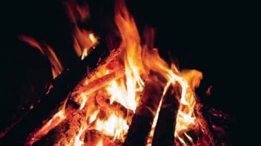 Gece Yanan Kamp Ateşi - Yakın plan