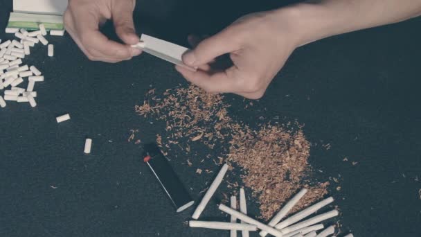 Hombre rodando un cigarrillo hecho a mano — Vídeo de stock