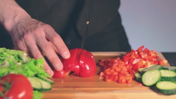 Szef kuchni krojenie Red Paprika na desce do cięcia — Wideo stockowe