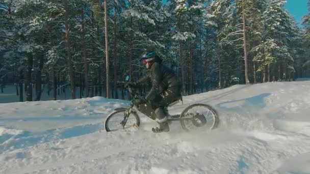 Andar de bicicleta em bicicleta elétrica na neve — Vídeo de Stock