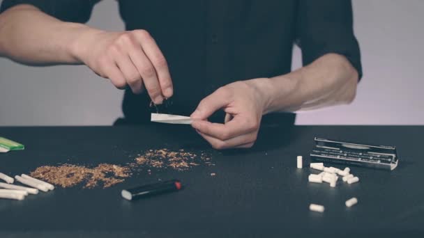 Man Rolling a kézzel készített cigaretta — Stock videók