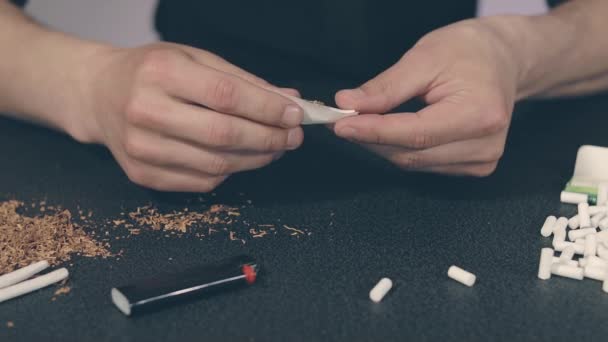 Man Rolling a kézzel készített cigaretta — Stock videók