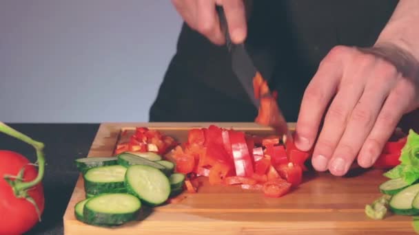 Chef rebanando pimentón rojo en la tabla de cortar — Vídeo de stock