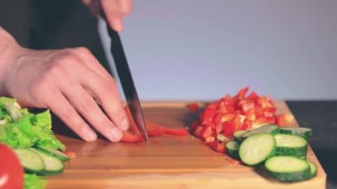 Kesme tahtasındaki Kırmızı Paprika 'yı Kesen Şef