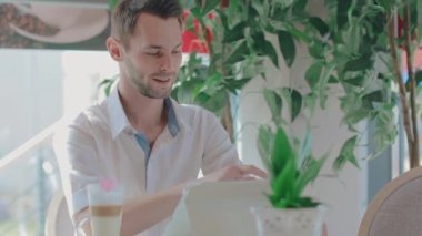 Genç Müşteri Tablet Bilgisayarını Kullanarak Bir Kafede Video Görüşmesi Yapıyor