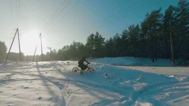 Cyklist Riding på elektrisk cykel i snön — Stockvideo