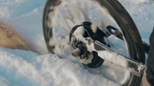 Cycliste à vélo électrique dans la neige — Video