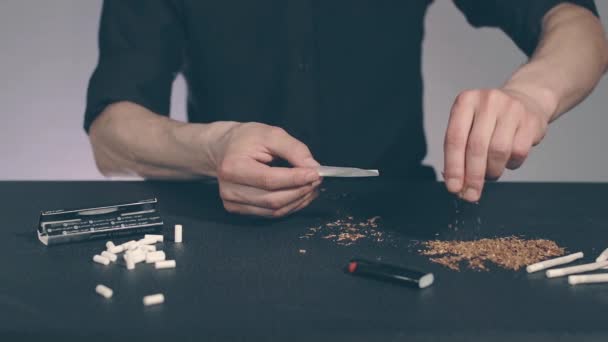 Man Rolling a kézzel készített cigaretta — Stock videók