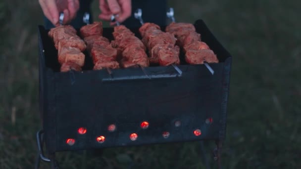 Man koken barbecue Grill vlees buiten — Stockvideo