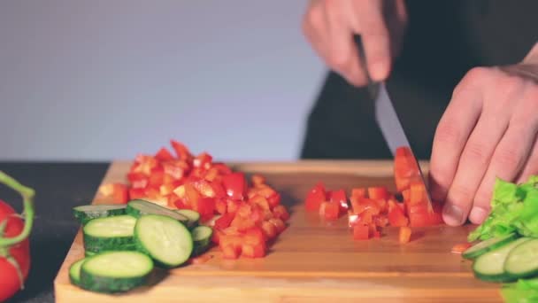 Šéfkuchař krájí červenou papriku na řezací desce — Stock video