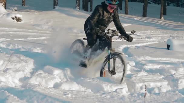 Cycliste à vélo électrique dans la neige — Video