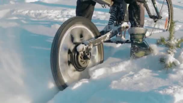 Cyklist Riding på elektrisk cykel i snön — Stockvideo