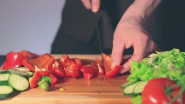 Kesme tahtasındaki Kırmızı Paprika 'yı Kesen Şef