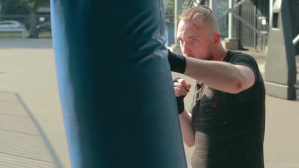 Street Fighter Boxeo en saco de boxeo al aire libre — Vídeo de stock
