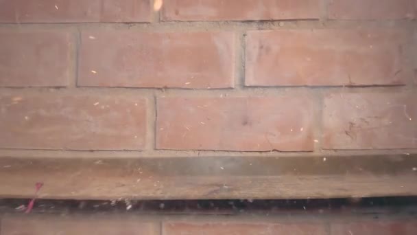 벽돌 벽에 부딪치다 — 비디오