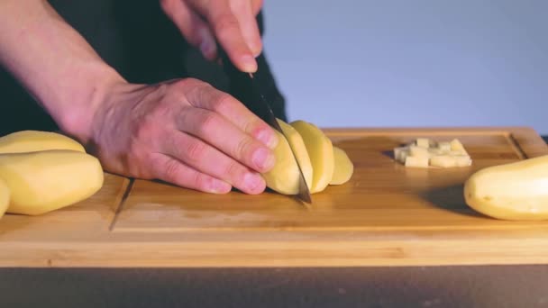 Шеф-повар нарезает картошку и готовит ингредиенты — стоковое видео