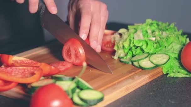 家で野菜を切るシェフ — ストック動画