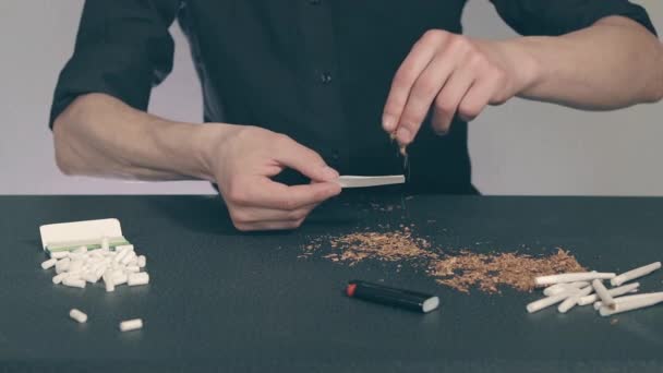 Hombre rodando un cigarrillo hecho a mano — Vídeos de Stock