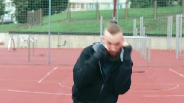 Jovem barbudo cara praticar boxe exercícios ao ar livre — Vídeo de Stock