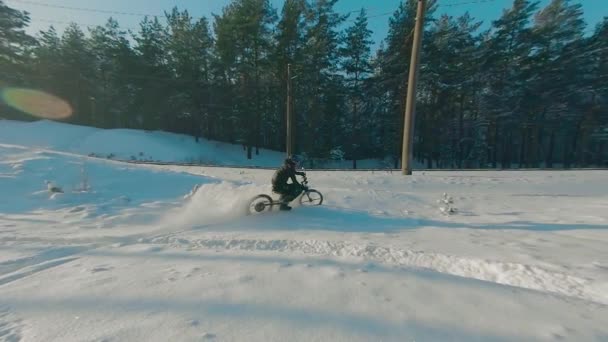 Radfahrer fährt auf Elektro-Fahrrad im Schnee — Stockvideo