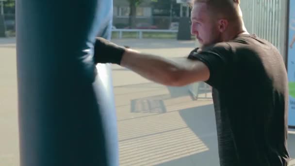 Street Fighter Boxning i boxningssäck utomhus — Stockvideo