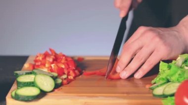 Kesme tahtasındaki Kırmızı Paprika 'yı Kesen Şef
