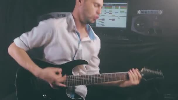 Йоунд Ман играет на электрогитаре в домашней студии — стоковое видео